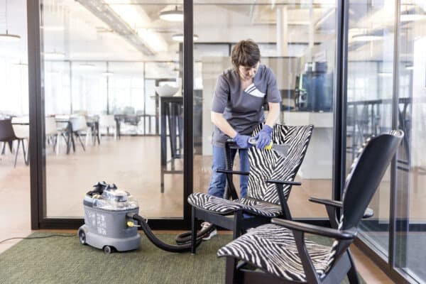 8 מכונת הזרקה יניקה לניקוי שטיחים ספות ריפודים ורצפה Karcher קרשר דגם Puzzi 8/1 C - אחריות לשנה ע׳׳י דן שלדן היבואן הרשמי