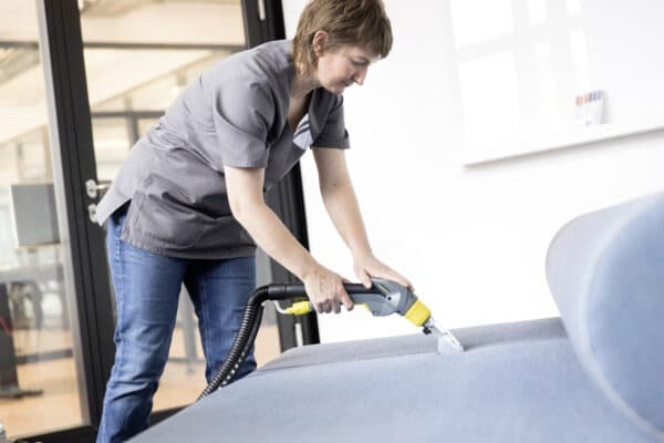 9 מכונת הזרקה יניקה לניקוי שטיחים ספות ריפודים ורצפה Karcher קרשר דגם Puzzi 8/1 C - אחריות לשנה ע׳׳י דן שלדן היבואן הרשמי