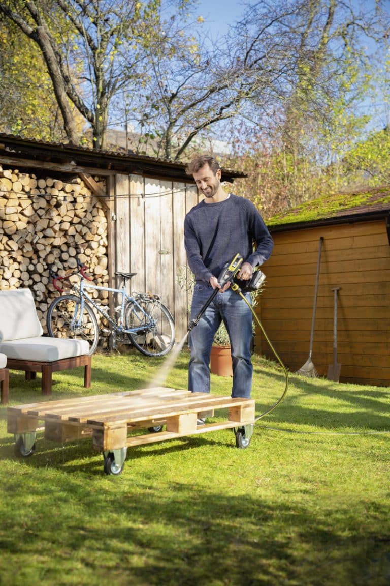 KHB_6_garden_furniture_app_02_CI20_96-dpi-jpg-768x1152 אקדח שטיפה אלחוטי Karcher קרשר דגם KHB6 - אחריות לשנה ע׳׳י היבואן הרשמי