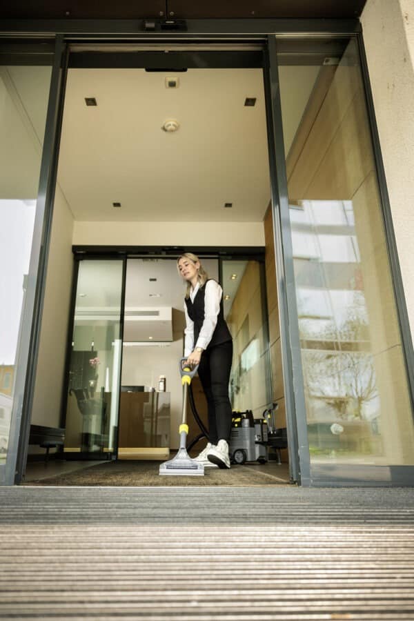 Puzzi_9_1_Bp_hospitality_app_21_CI20_96-dpi-jpg-600x900 מכונת הזרקה יניקה לניקוי שטיחים ספות ריפודים ורצפה Karcher קרשר דגם Puzzi 8/1 C - אחריות לשנה ע׳׳י דן שלדן היבואן הרשמי