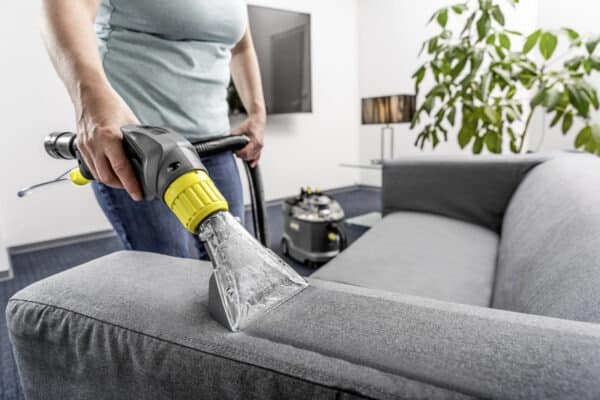 Puzzi_9_1_Bp_spray_couch_cleaning_app_01_CI20_96-dpi-jpg-600x400 מכונת הזרקה יניקה לניקוי שטיחים ספות ריפודים ורצפה Karcher קרשר דגם Puzzi 8/1 C - אחריות לשנה ע׳׳י דן שלדן היבואן הרשמי